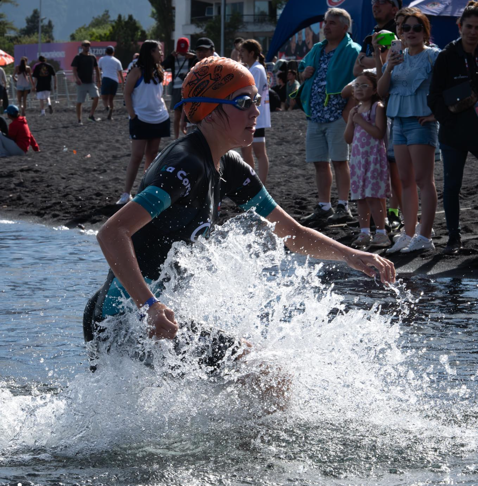 Atleta de La Corsa saliendo del agua en un triatlón